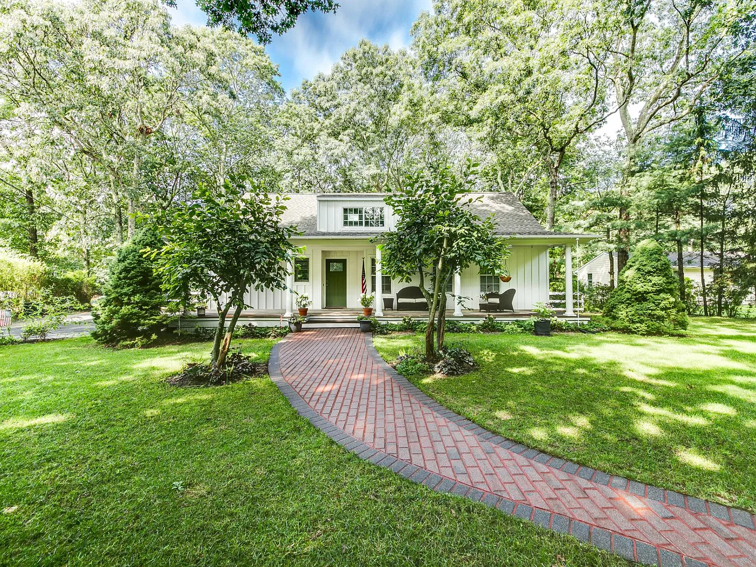 Desirable and Affordable, Bridgehampton — Photo 1
