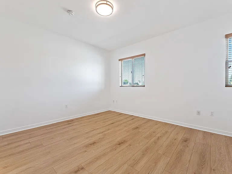 13439 Burbank Blvd — Photo 16