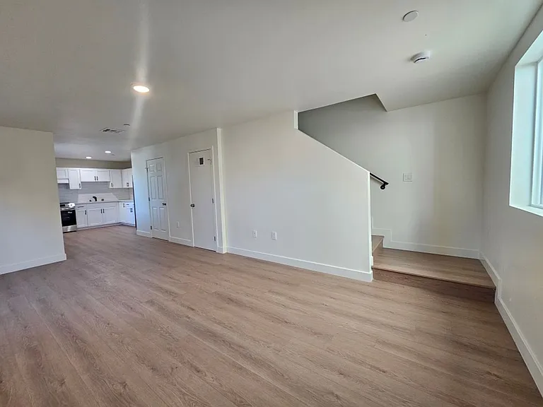 33(835E) — Photo 25