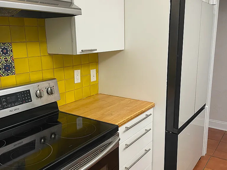 1032 NE 19th Pl — Photo 6