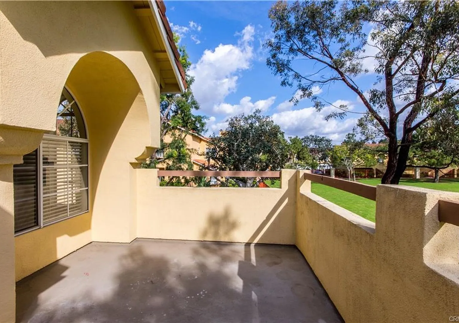2bed 2bath Upper End Unit W/ Park Views! — Photo 4