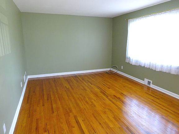 2nd image of 814 Sunglow Dr