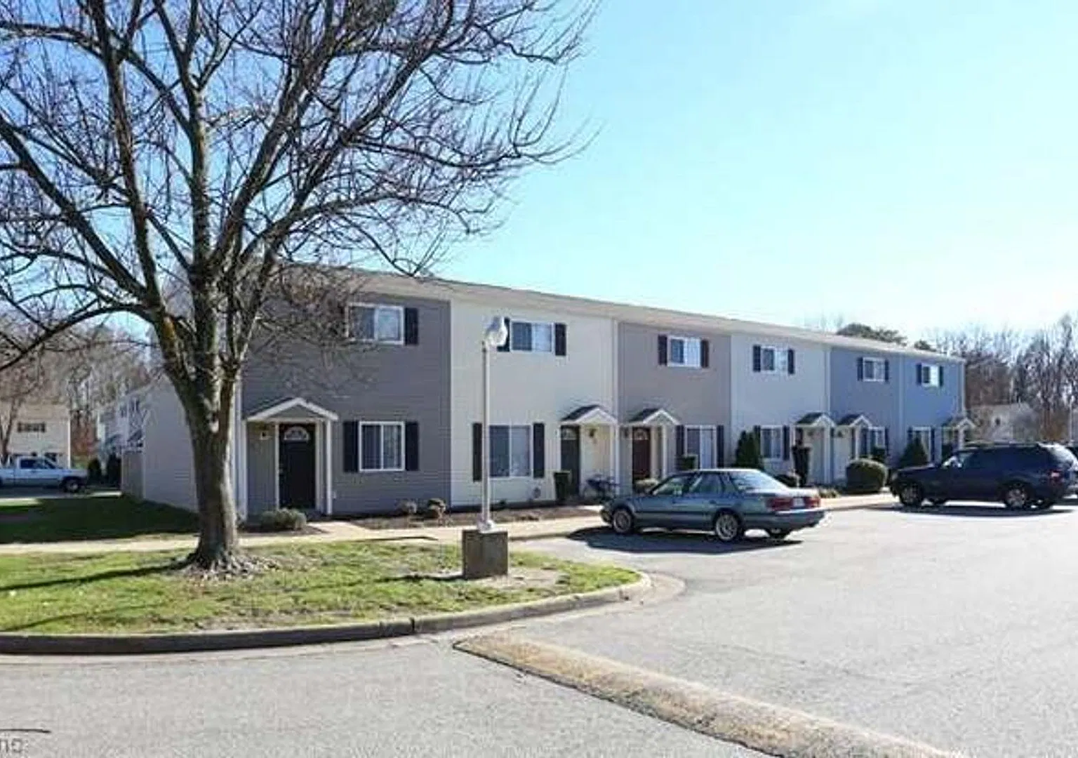 Spacious 3-Bedroom Townhome in Newport News Utilities Included & Pet Friendly! — Photo 2