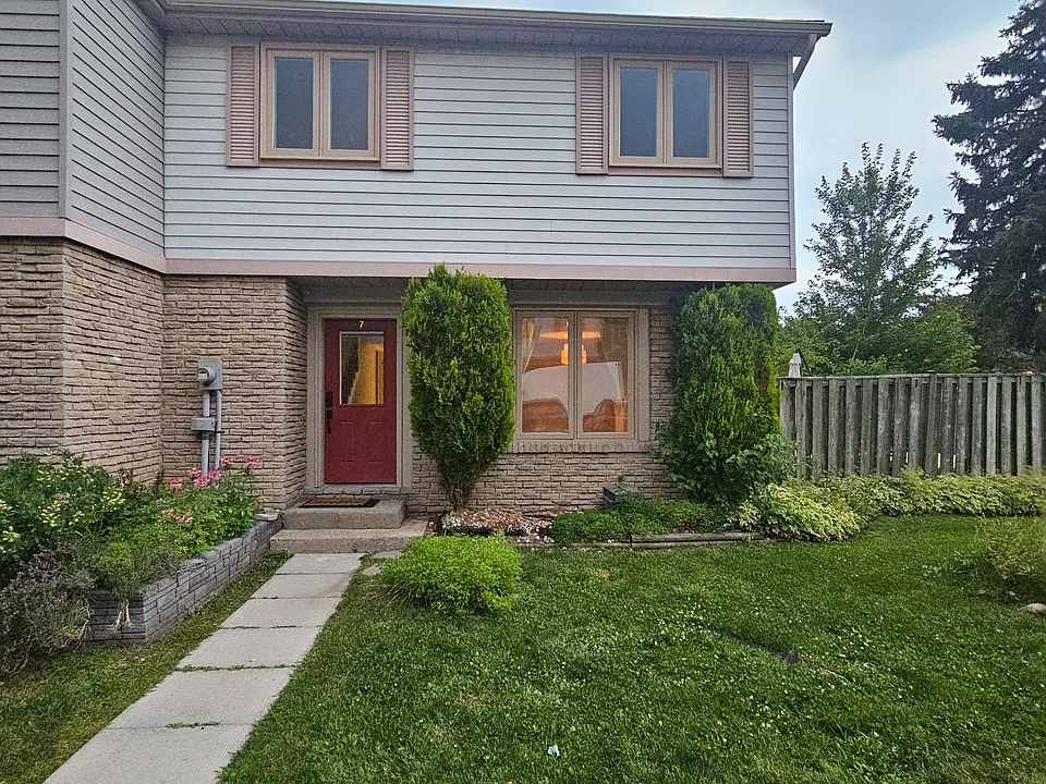 98 Falconer Dr #7