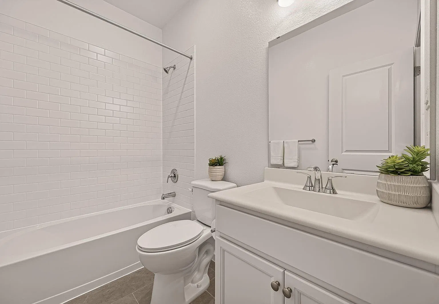 3 bed, 2.0 bath, 2027 sqft, $2,350 — Photo 4
