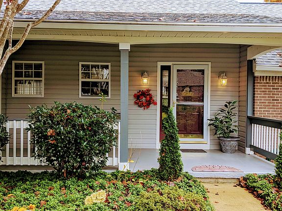 Front Entrance w/ Storm Door