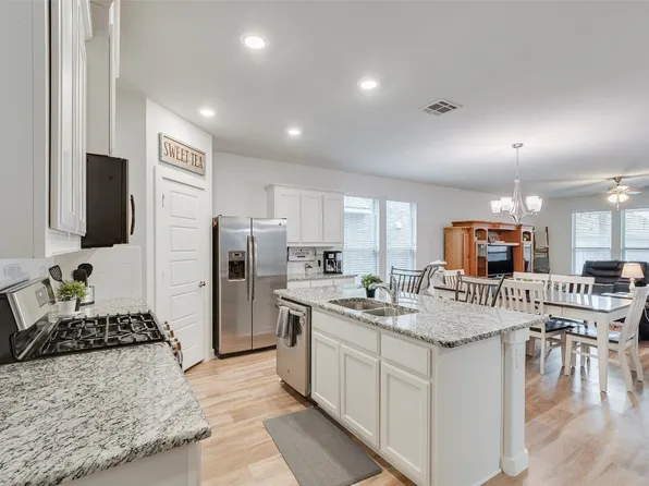 7641 Spring Dr, Watauga, TX 76148