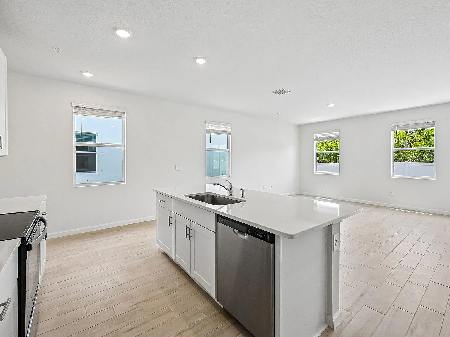 3 bed, 2.5 bath, 1808 sqft, $2,550 — Photo 4