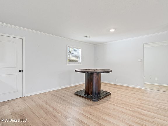 4th image of 718 Flag Lake Rd