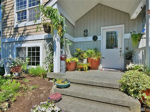 Charming and welcoming entry