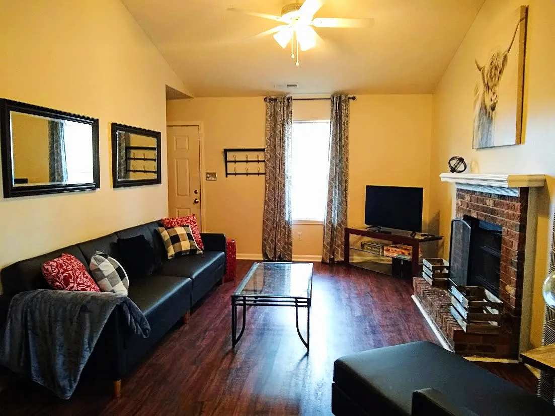 2 bed, 877 sqft, $1,200 — Photo 1