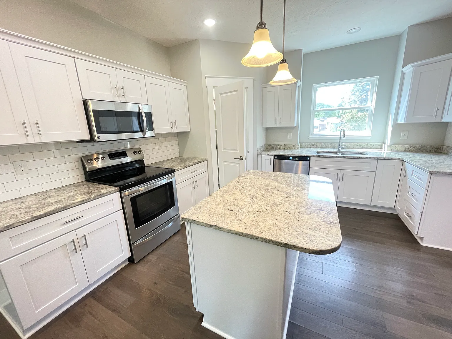 3 bed, 2.5 bath, 2018 sqft, $2,850 — Photo 2
