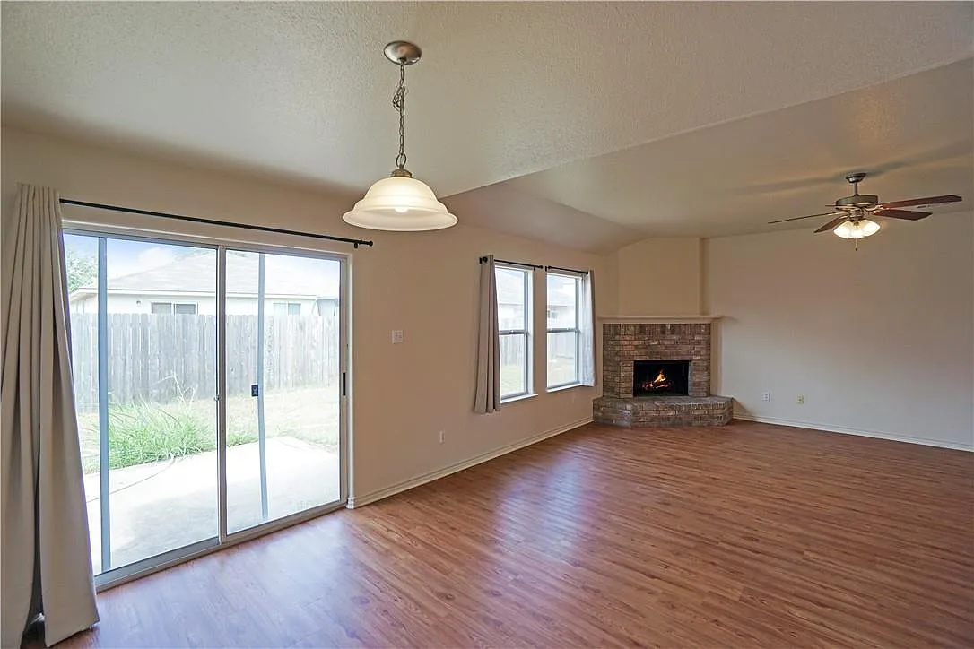 3 bed, 2.0 bath, 1628 sqft, $1,825 — Photo 4