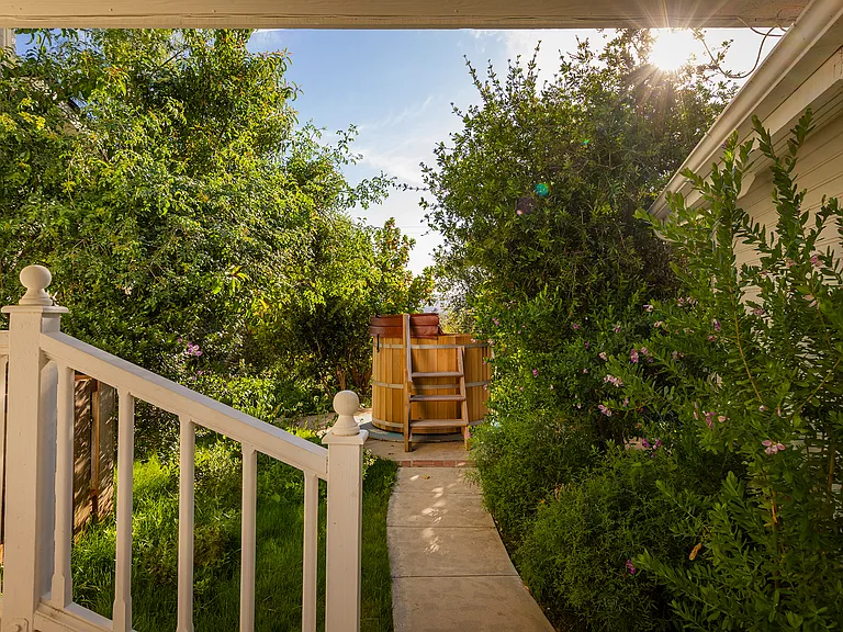 Loma Dr — Photo 37