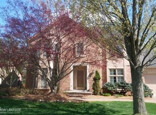 915 River Bend Dr, Rochester Hills, MI 48307