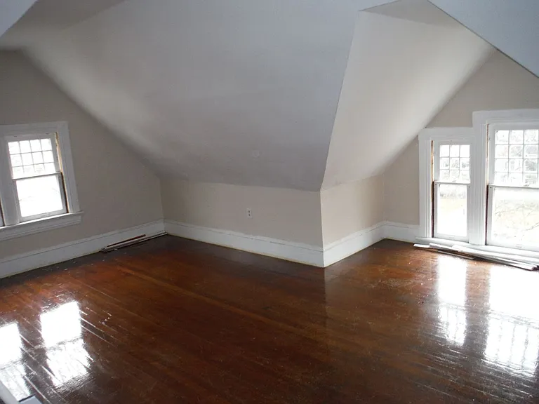 453 Glen St — Photo 3