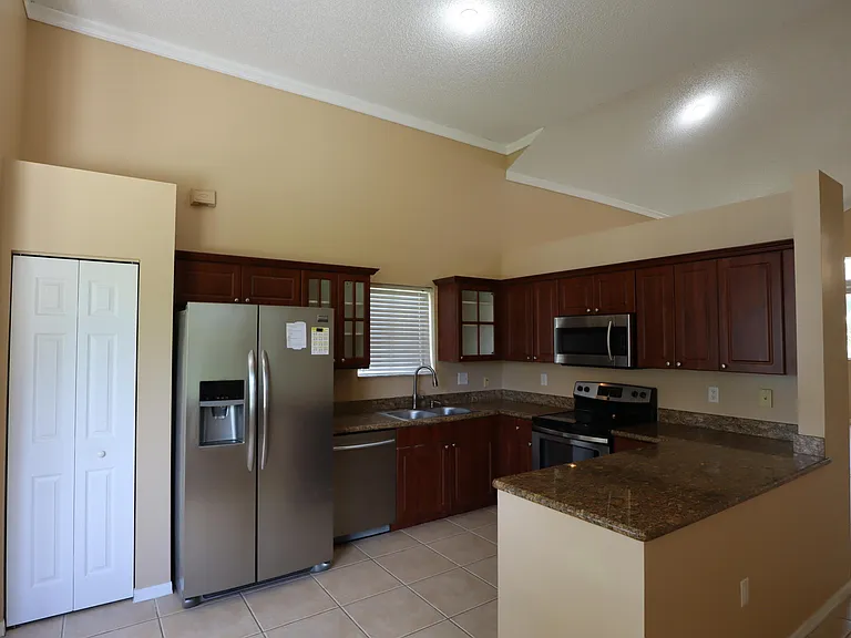 2202 SE 17th Ave — Photo 7