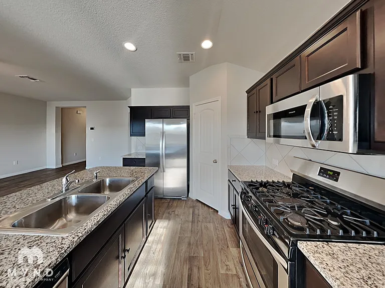10808 Seguin St — Photo 5