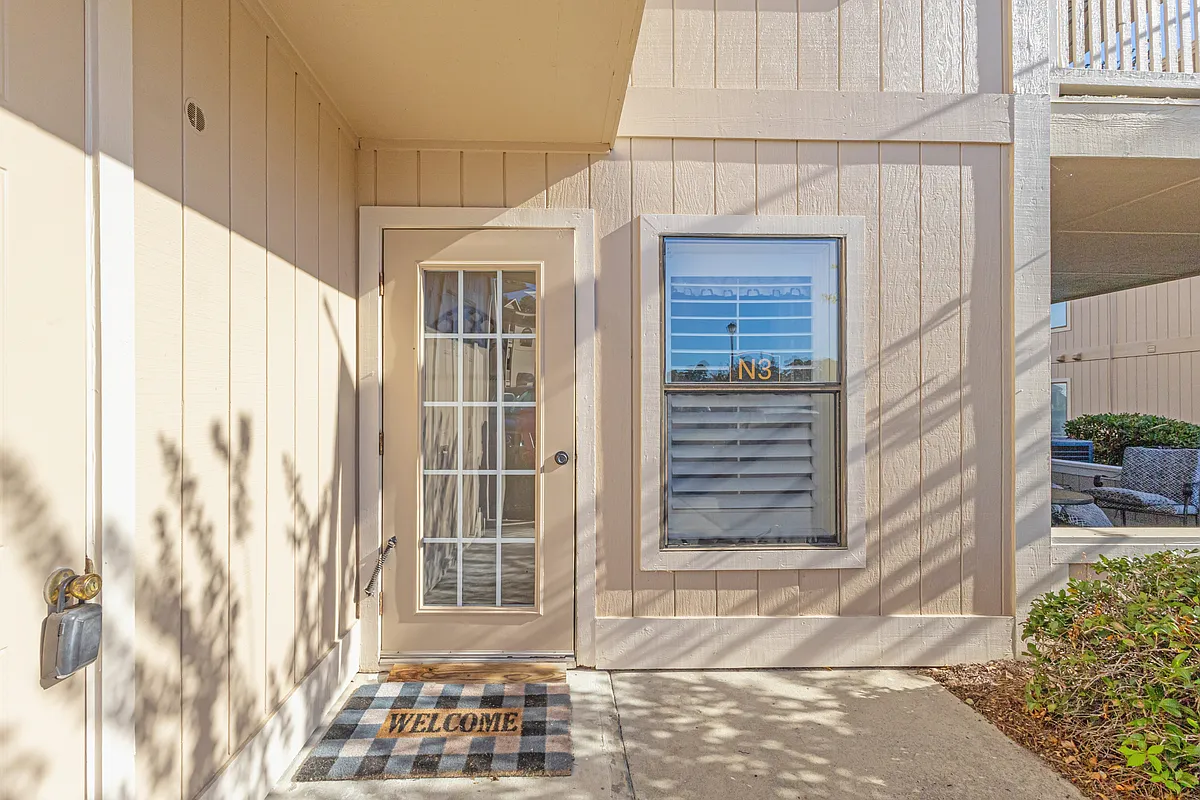 Building Photo - 4242 Pinehurst Cir #N3