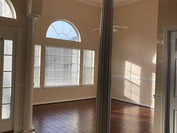 Foyer/Living Room