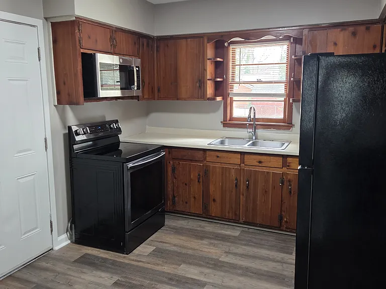 356 Victoria Dr — Photo 2