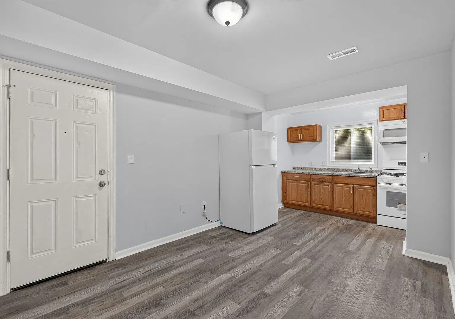 Well Appointed 3BR/1BA units with CAC and in-unit Washer and Dryers — Photo 2