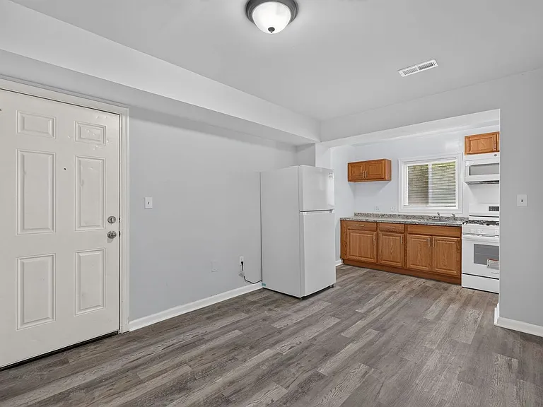 201 57th St NE — Photo 2