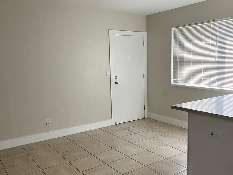609 SW 20th Ter — Photo 3
