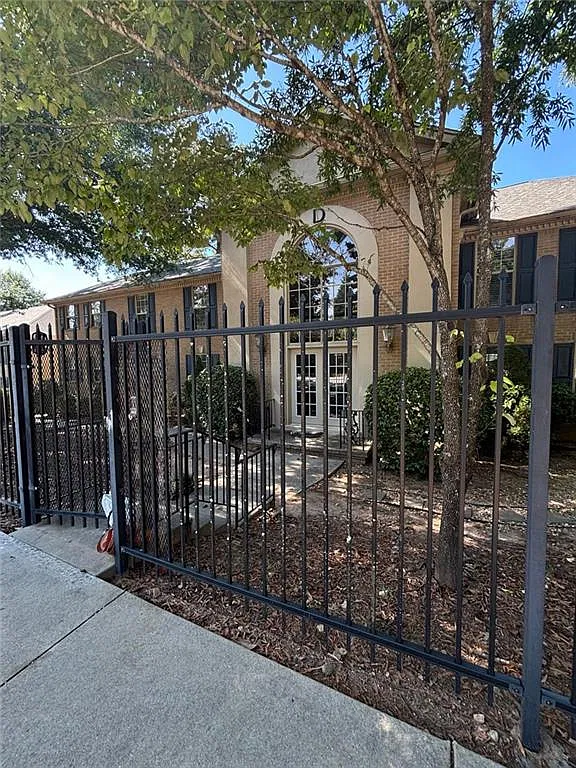 3 bed, 2.0 bath, 1827 sqft, $2,250 — Photo 2