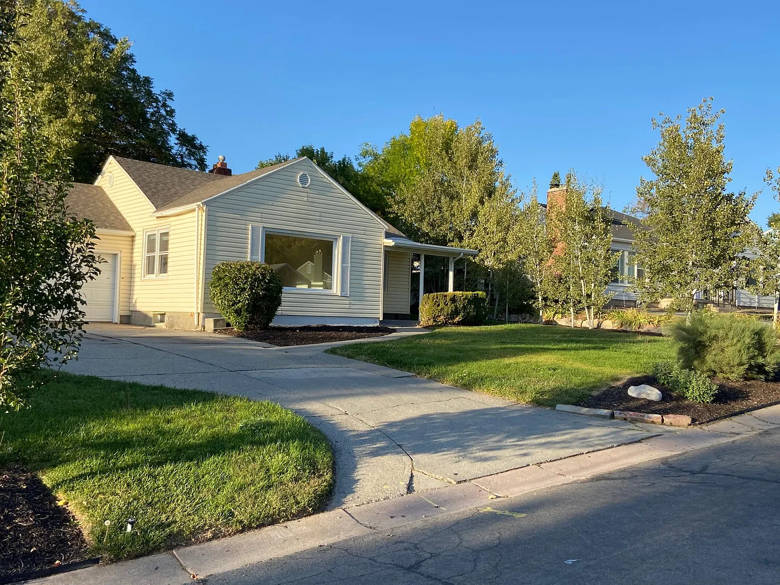 1877 E Southwoodside Dr — Photo 1