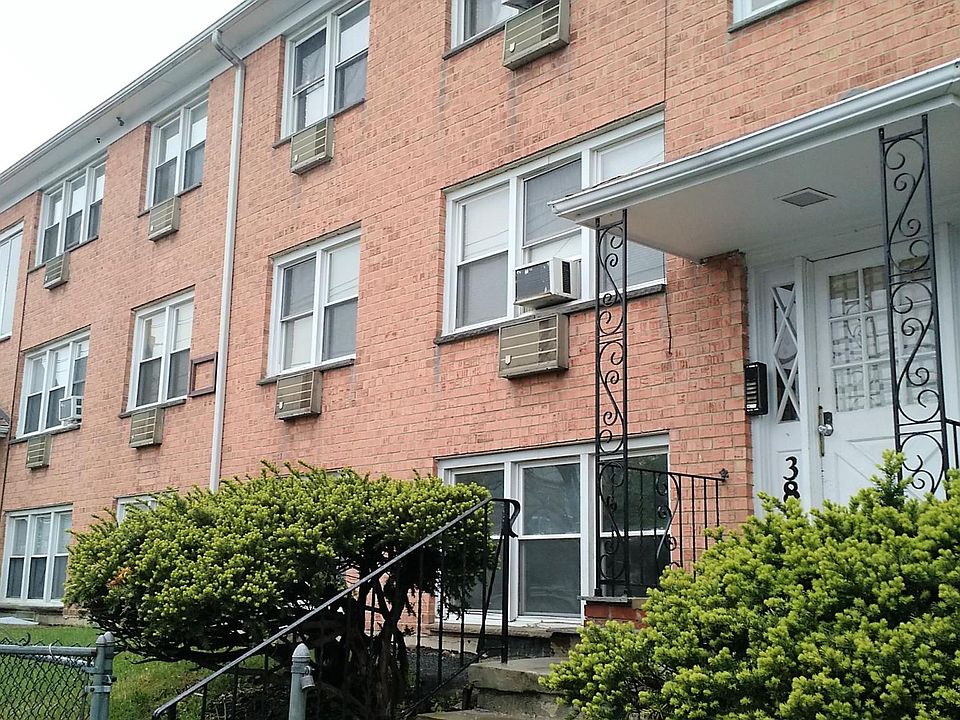 Centrally located building with convenient access to the metro area.