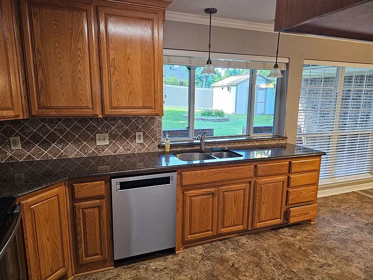 405 Atkerson Ln — Photo 9