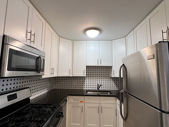 5th image of 2400 W Balmoral Ave APT 2G
