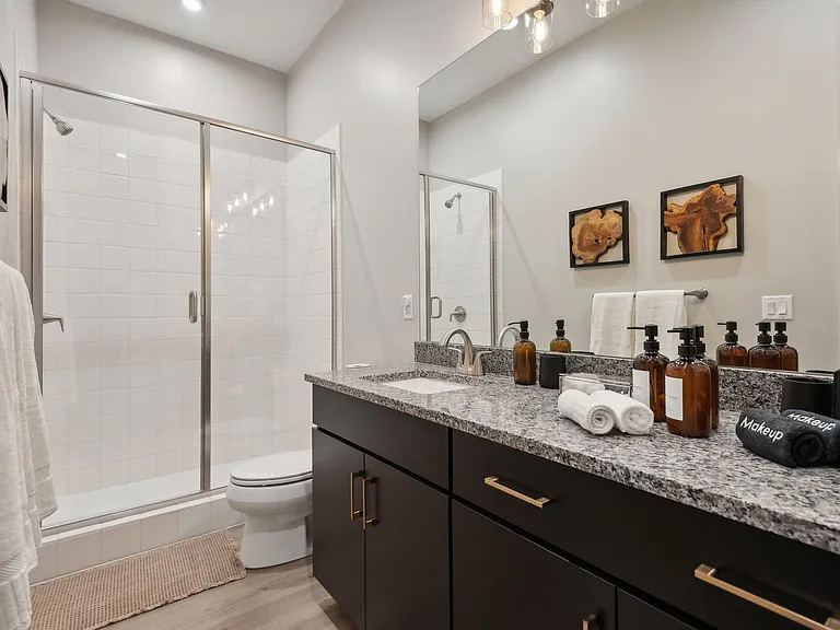 Jack N Jill Bathroom upstairs connecting the Aspen and Black Diamond rooms. Lots of counter space