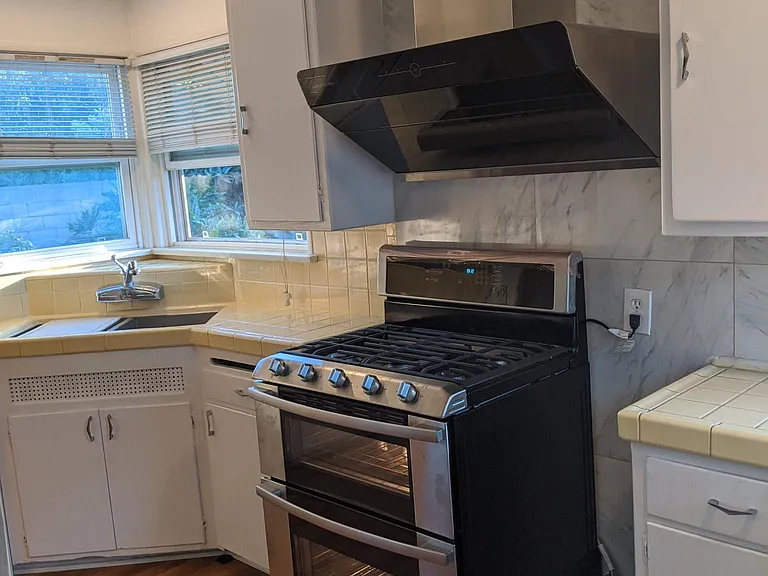 1212 S Mayflower Ave — Photo 7