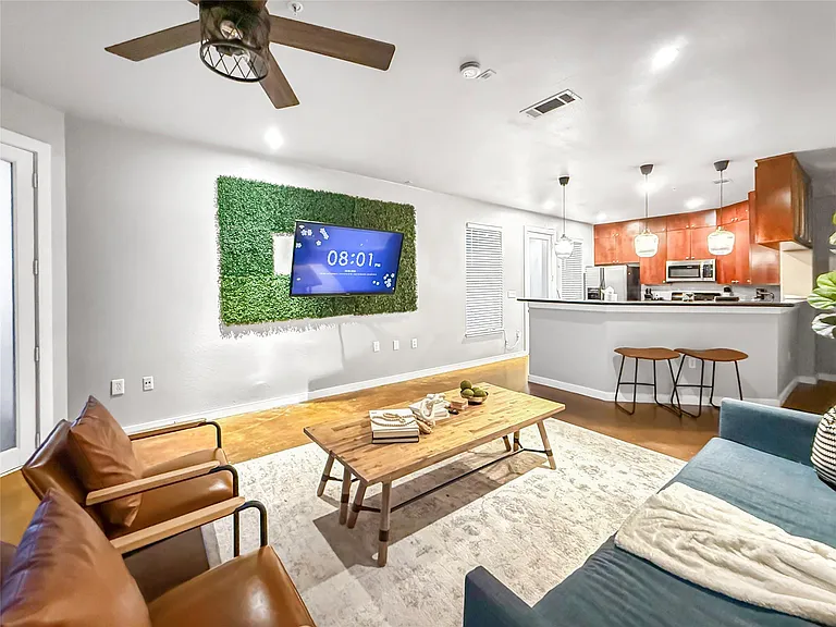 2216 Chenevert St #4 — Photo 4