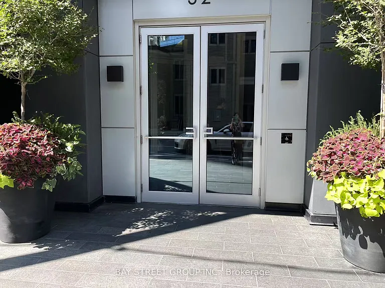 32 Davenport Rd #801 — Photo 2