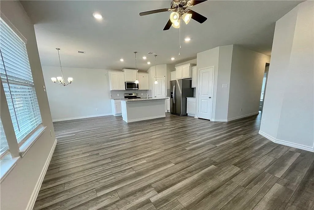 3 bed, 1374 sqft, $2,000 — Photo 3