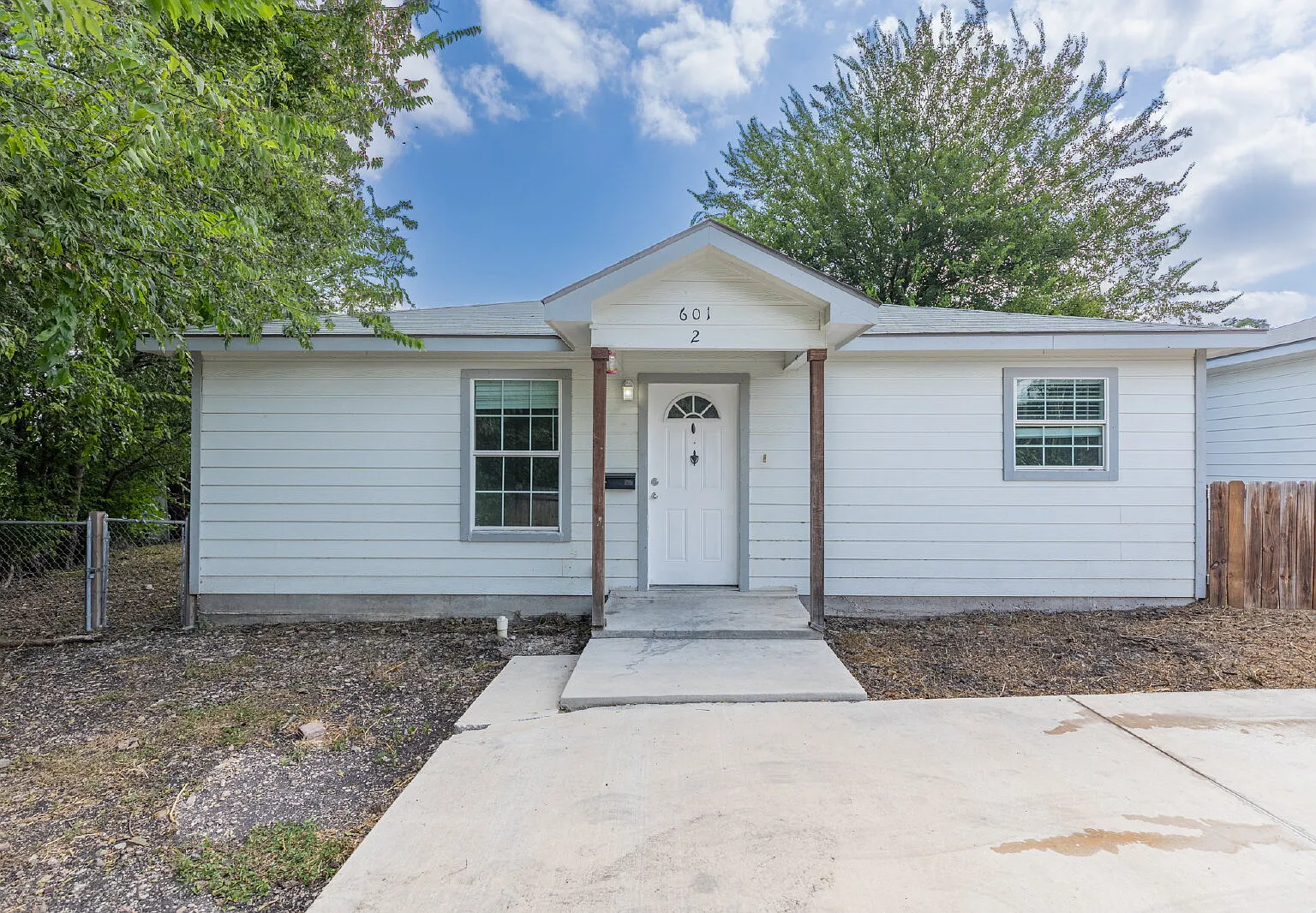 2 bed, 1.0 bath, 792 sqft, $850 — Photo 1