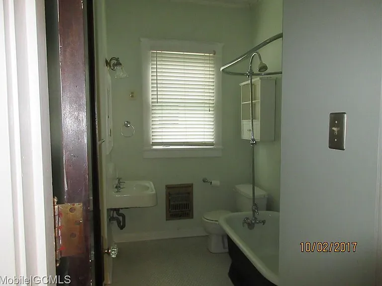 1576 Dauphin St — Photo 9