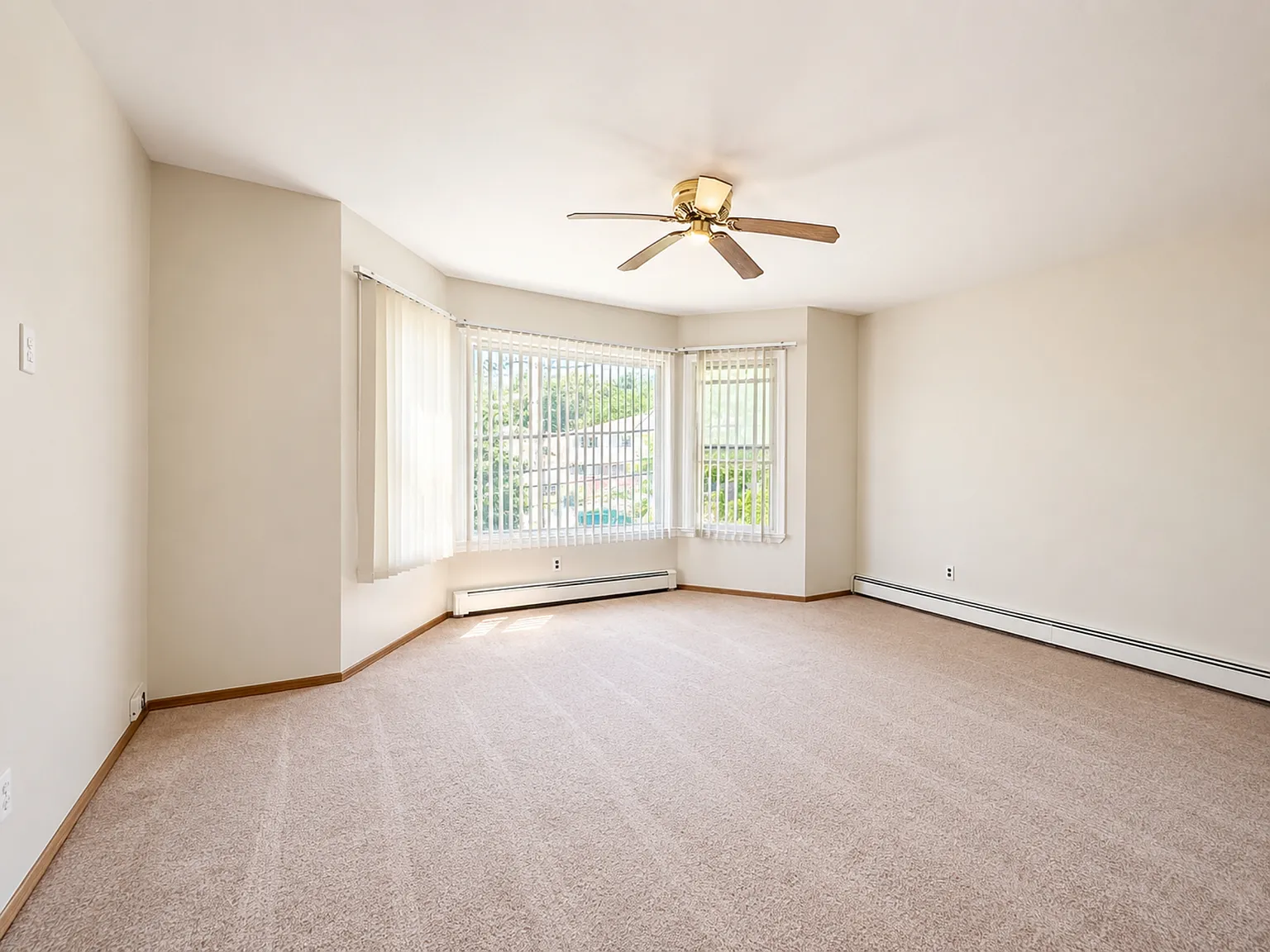 4 bed, 1900 sqft, $3,800 — Photo 2