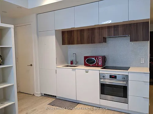 185 Roehampton Ave #201 Photo 1