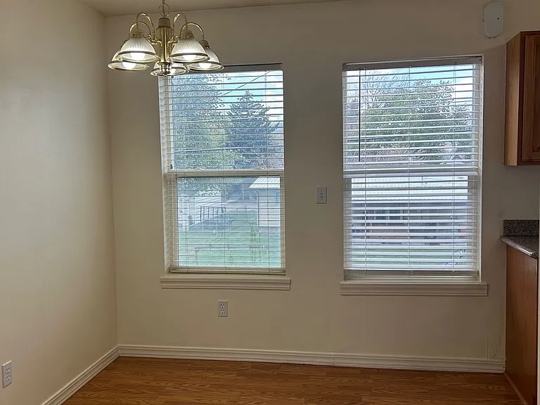 465 Taft — Photo 37