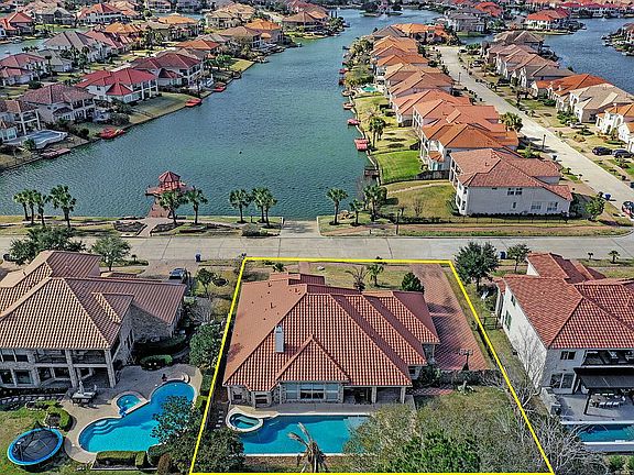 3rd image of 18611 Windsor Lakes Dr