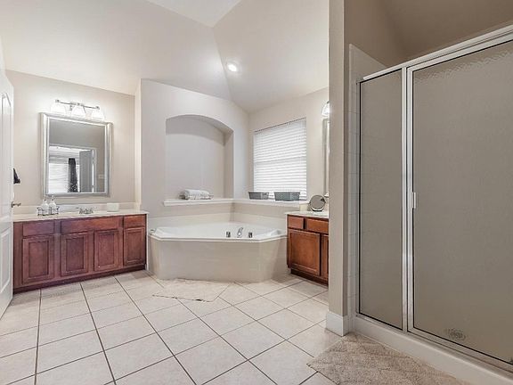4th image of 308 Foxbury Dr