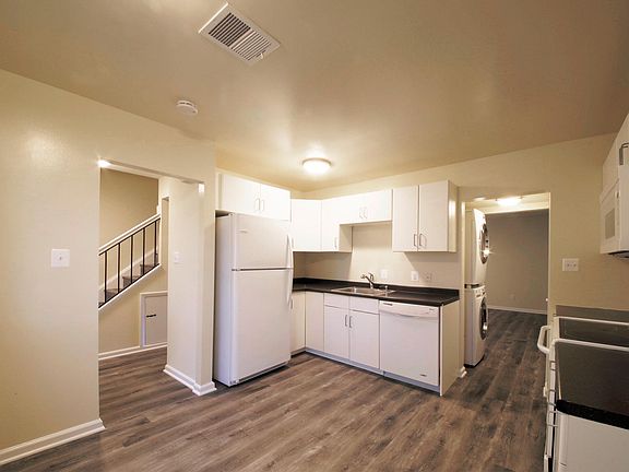 3rd image of 1123 Waterford Pl