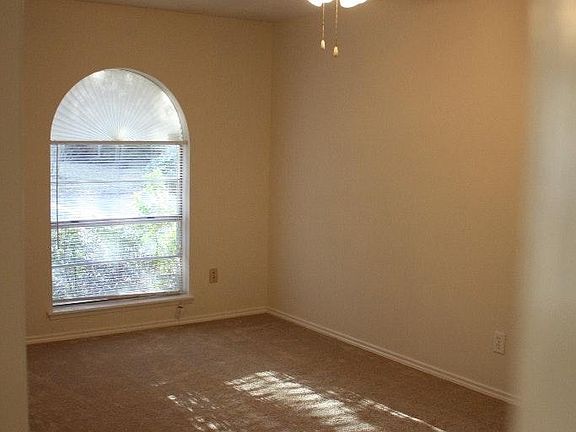 4th image of 5006 Green Oaks Dr