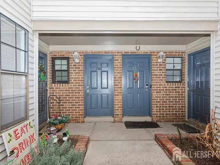 208 Sunshine Ct — Photo 3