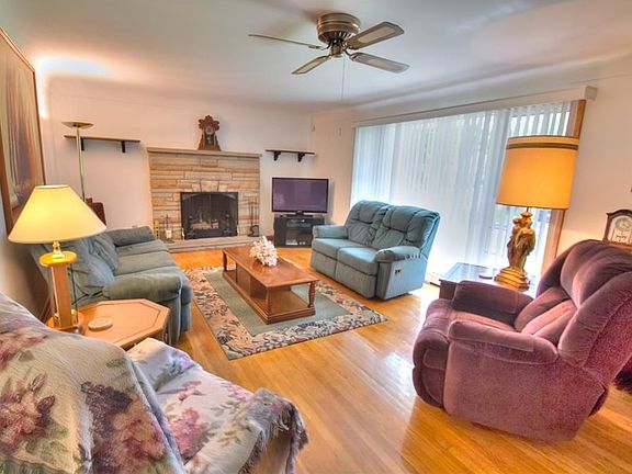 3rd image of 2885 Emerald Lake Blvd