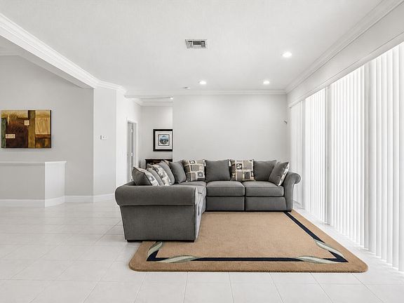 4th image of 517 SE 7TH Avenue